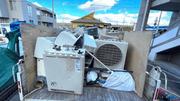 家の解体前の残置物は誰が片付ける？処分費用の相場と注意点を解説します