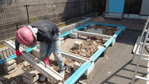 家屋に隣接する小屋や物置の解体費用相場は？木造小屋やプレハブ、トタンなど種類別に解説