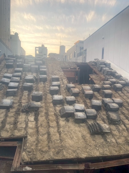 屋根部分の瓦を撤去