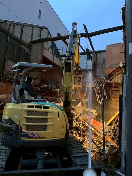 屋根の解体が終わったら重機で一気に解体