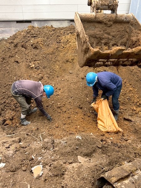 手作業で細かい瓦礫を取り除く