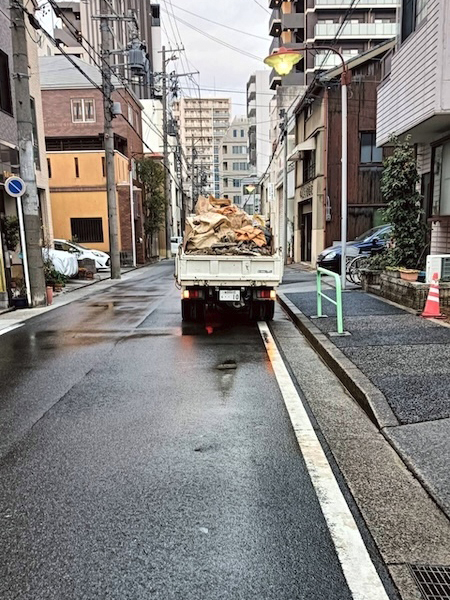 瓦礫は丁寧に回収