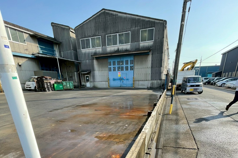 工場のコンクリート塀