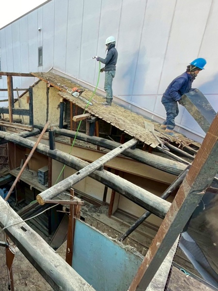 屋根の下地部分を撤去