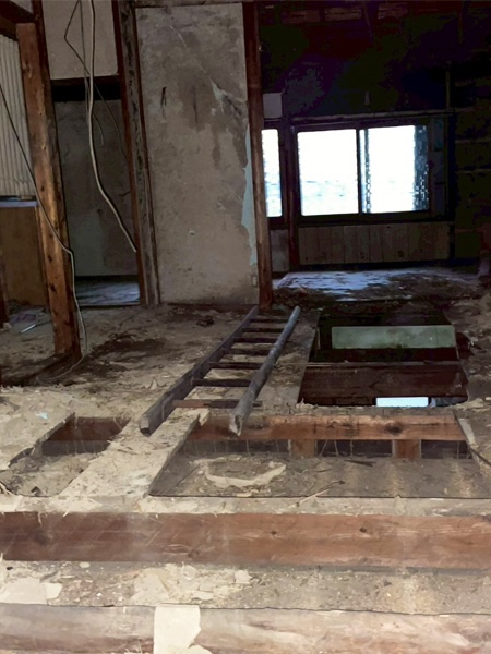 まずは内装部分の解体からスタート