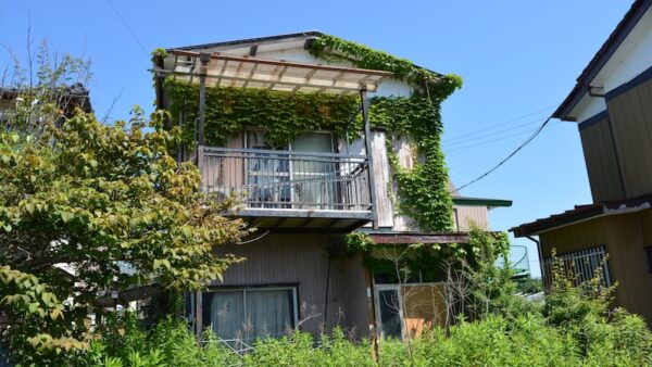 空き家を放置すると罰金はある？固定資産税や行政指導（特定空き家指定）のリスクとは