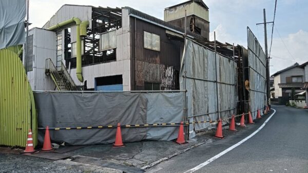 【施工事例】約500坪の鉄骨造工場・建屋解体工事｜安全管理と複雑な内部構造を克服した更地化プロジェクト
