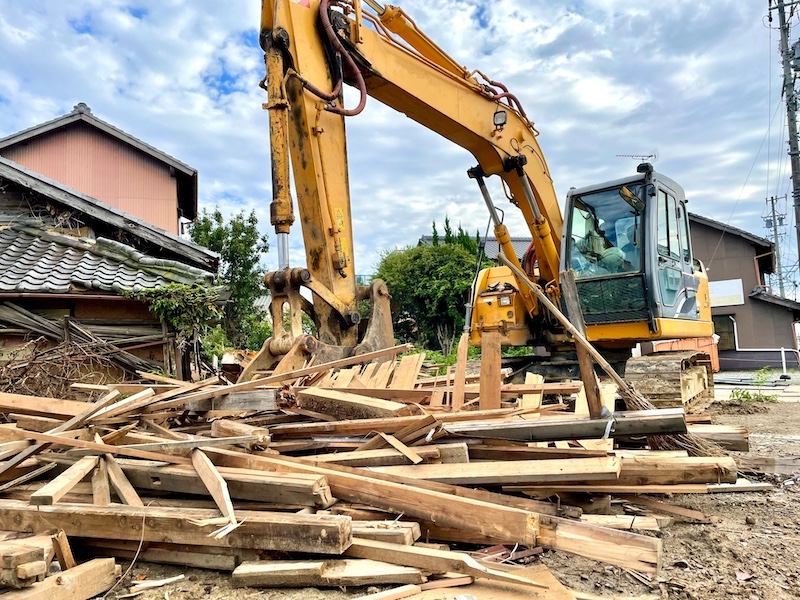 木造住宅や空き家の解体工事中